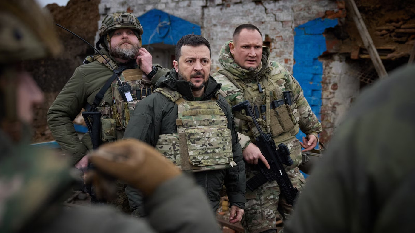 Tổng thống Ukraine Volodymyr Zelensky và các quân nhân. Ảnh: Getty Images. Tổng thống Ukraine Volodymyr Zelensky và các quân nhân. Ảnh: Getty Images.