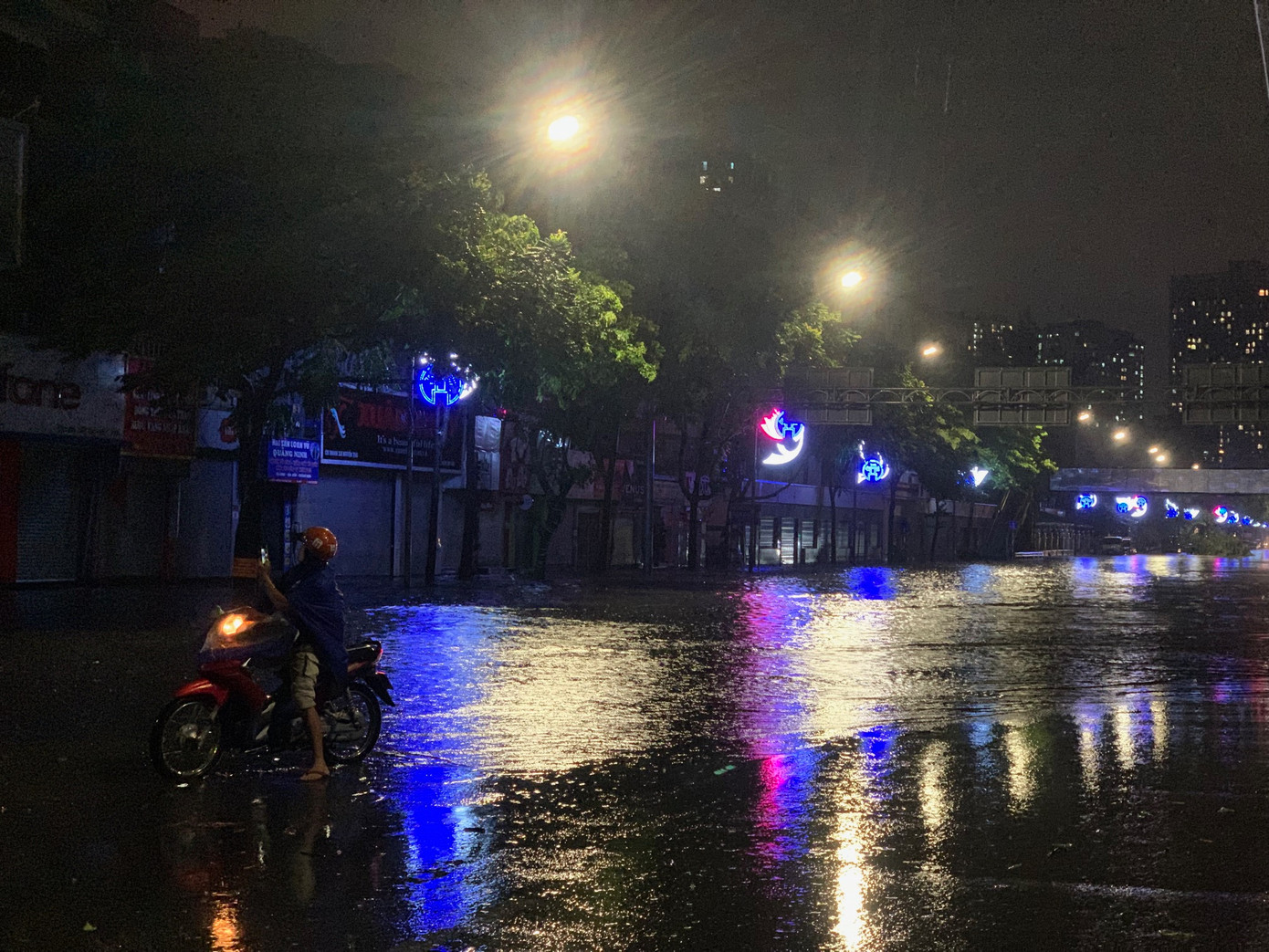 Một đoạn đường Nguyễn Trãi ngập nước tối 7/9. Ảnh: Thái An.