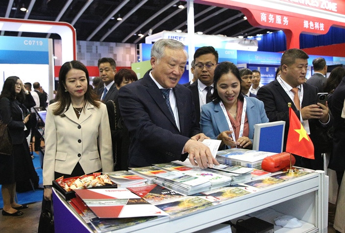 Phó Thủ tướng Thường trực Nguyễn Hoà Bình tham quan gian hàng Việt Nam tại Hội nghị Thượng đỉnh Vành đai - Con đường lần thứ 9. Nguồn: Dangcongsan.vn.