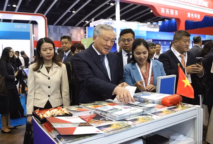 Phó Thủ tướng Thường trực Nguyễn Hoà Bình tham quan gian hàng Việt Nam tại Hội nghị Thượng đỉnh Vành đai - Con đường lần thứ 9. Nguồn: Dangcongsan.vn.