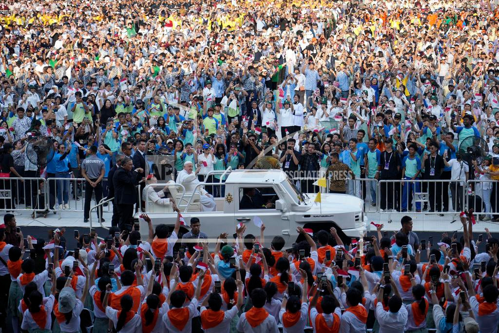 Giáo hoàng Francis vẫy tay chào đám đông khi ngài đến sân vận động Madya ở Jakarta, Indonesia ngày 5/9/2024. Ảnh: AP. Giáo hoàng Francis vẫy tay chào đám đông khi ngài đến sân vận động Madya ở Jakarta, Indonesia ngày 5/9/2024. Ảnh: AP.