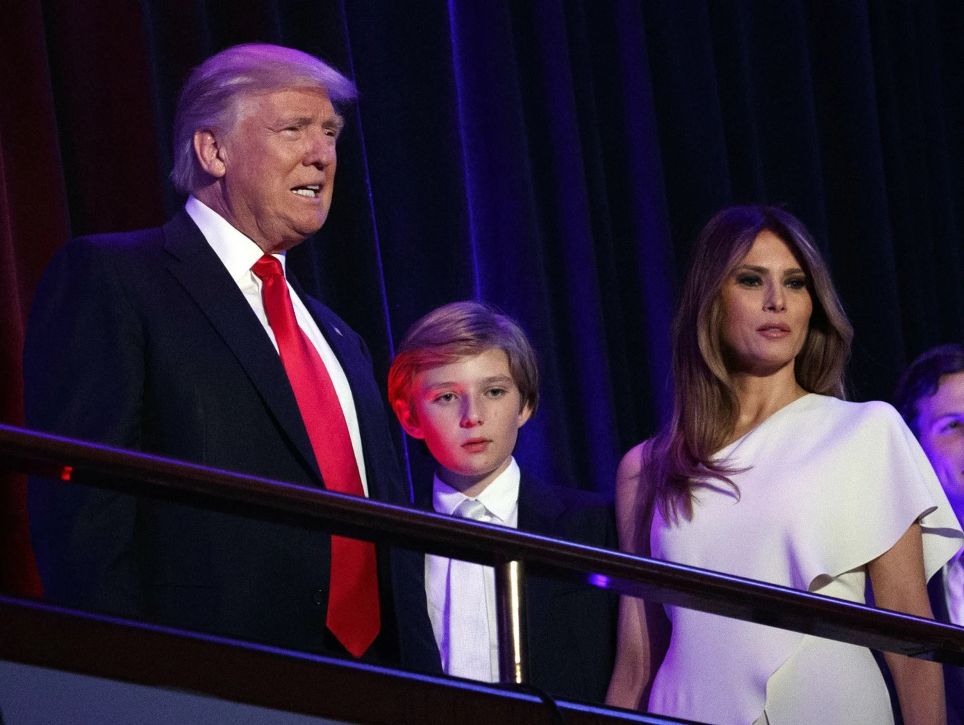 Ông Donald Trump và bà Melania Trump cùng con trai Barron ngày 9/11/2016. Ảnh: AP.