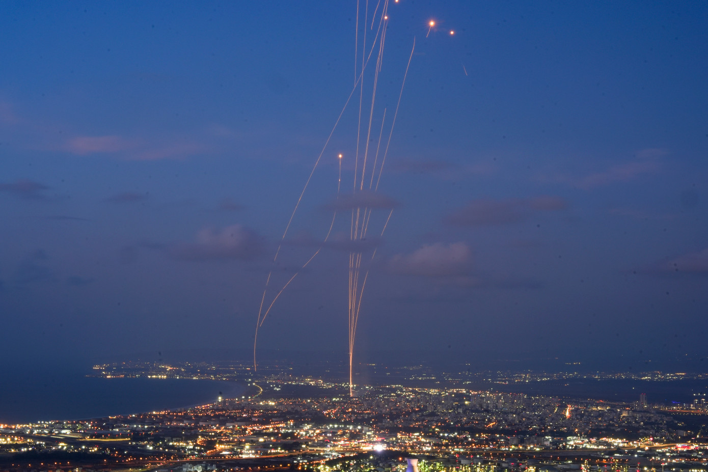 Hệ thống phòng không Iron Dome (Vòm Sắt) của Israel khai hỏa để đánh chặn rốc-két phóng từ Li-băng, nhìn từ thành phố Haifa ở miền bắc Israel, ngày 23/9/2024. Ảnh: AP. Hệ thống phòng không Iron Dome (Vòm Sắt) của Israel khai hỏa để đánh chặn rốc-két phóng từ Li-băng, nhìn từ thành phố Haifa ở miền bắc Israel, ngày 23/9/2024. Ảnh: AP.