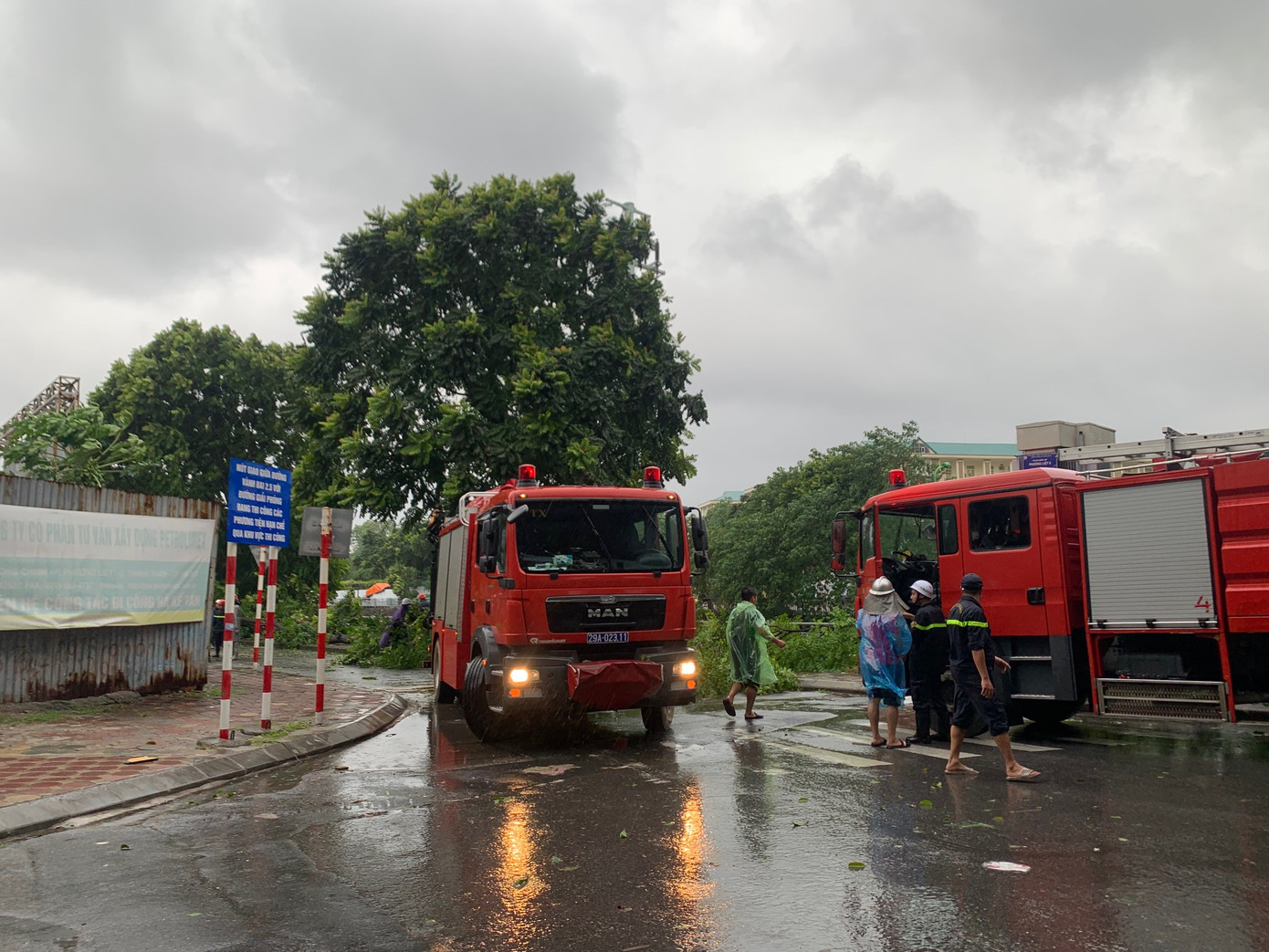 Lực lượng chức năng xử lý cây đổ trên phố Hà Kế Tấn, Hà Nội, chiều 7/9. Ảnh: Thái An.