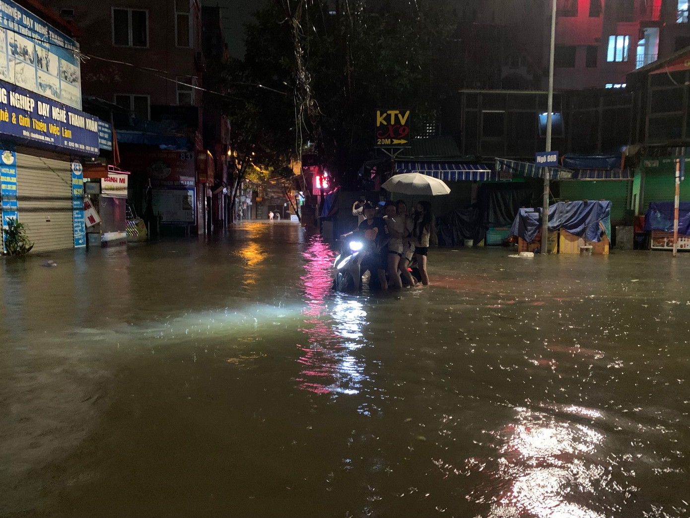 Xe máy (chở bốn người vi phạm luật giao thông đường bộ) chuẩn bị chết máy ở đoạn giữa phố Triều Khúc lúc tối muộn 7/9. Ảnh: Thái An.