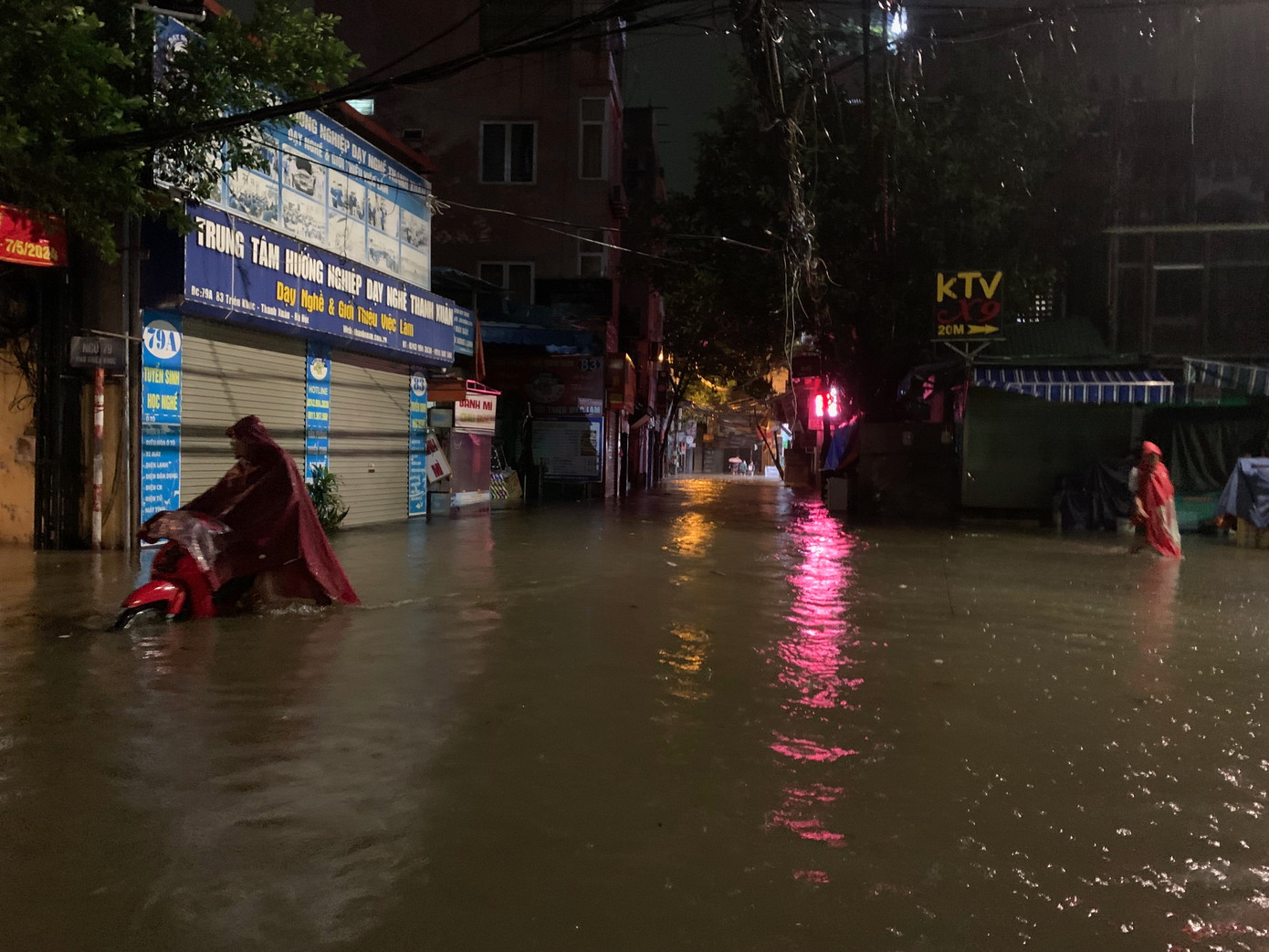 Xe chết máy vì nước ngập sâu ở phố Triều Khúc tối 7/9. Ảnh: Thái An.