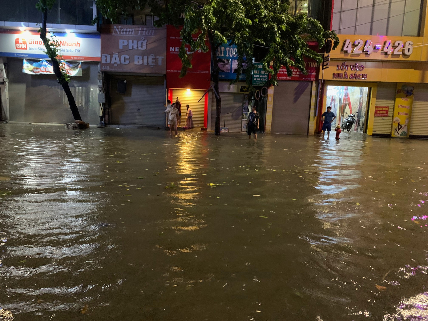 Đoạn đường Nguyễn Trãi trở thành biển nước tối 7/9. Ảnh: Thái An.