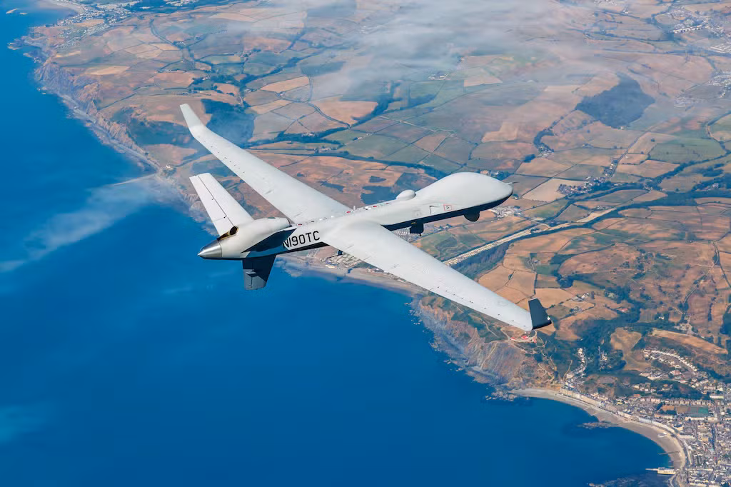 Ngày 11/7/2018, máy bay không người lái MQ-9B SkyGuardian bay từ Mỹ đến Anh, hạ cánh sau chuyến bay xuyên Đại Tây Dương kéo dài 24 giờ bằng cùng tuyến đường với máy bay có người lái. Ảnh: General Atomics. Ngày 11/7/2018, máy bay không người lái MQ-9B SkyGuardian bay từ Mỹ đến Anh, hạ cánh sau chuyến bay xuyên Đại Tây Dương kéo dài 24 giờ bằng cùng tuyến đường với máy bay có người lái. Ảnh: General Atomics.