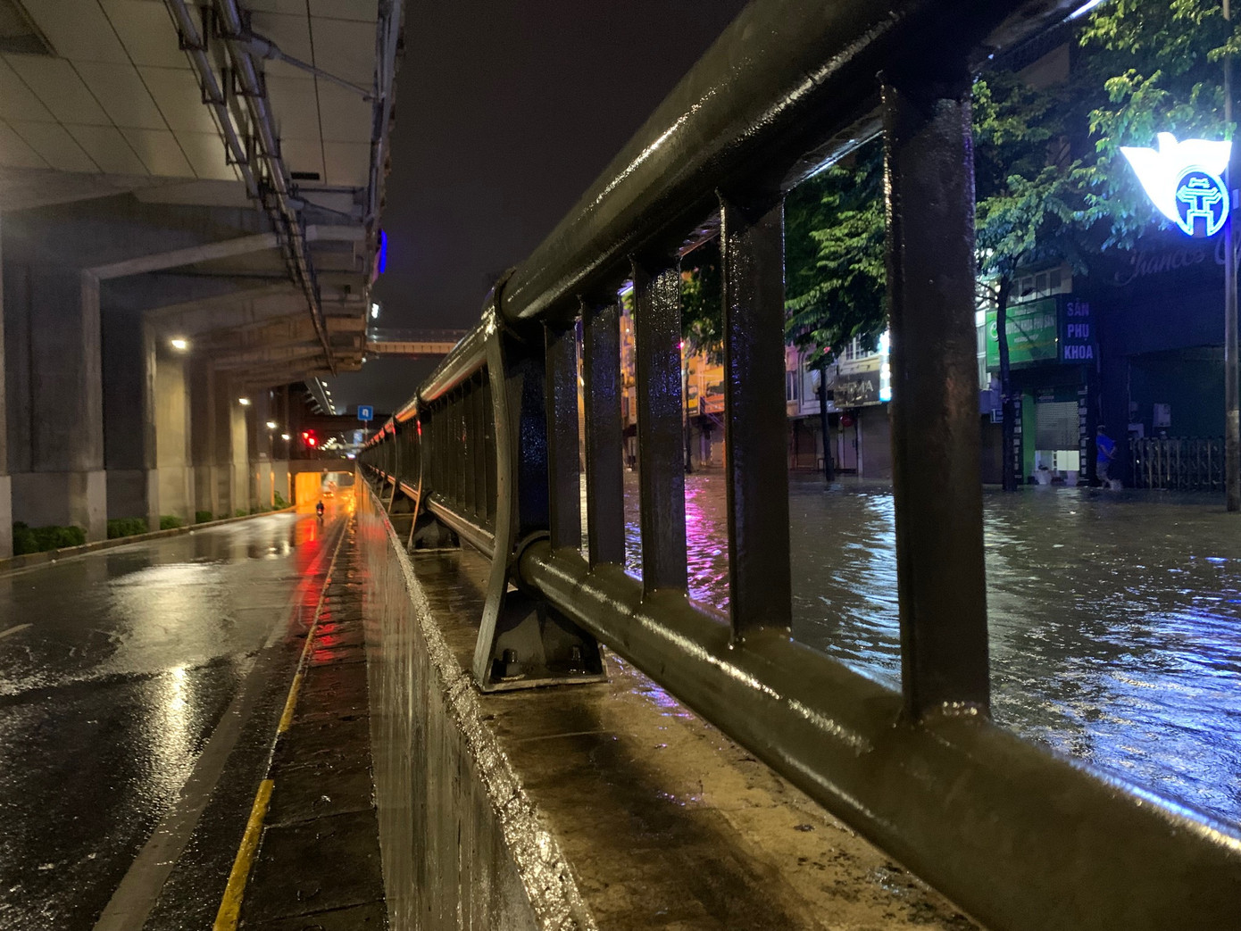 Đoạn đường Nguyễn Trãi bên cạnh hầm chui Thanh Xuân mênh mông nước tối 7/9. Ảnh: Thái An.