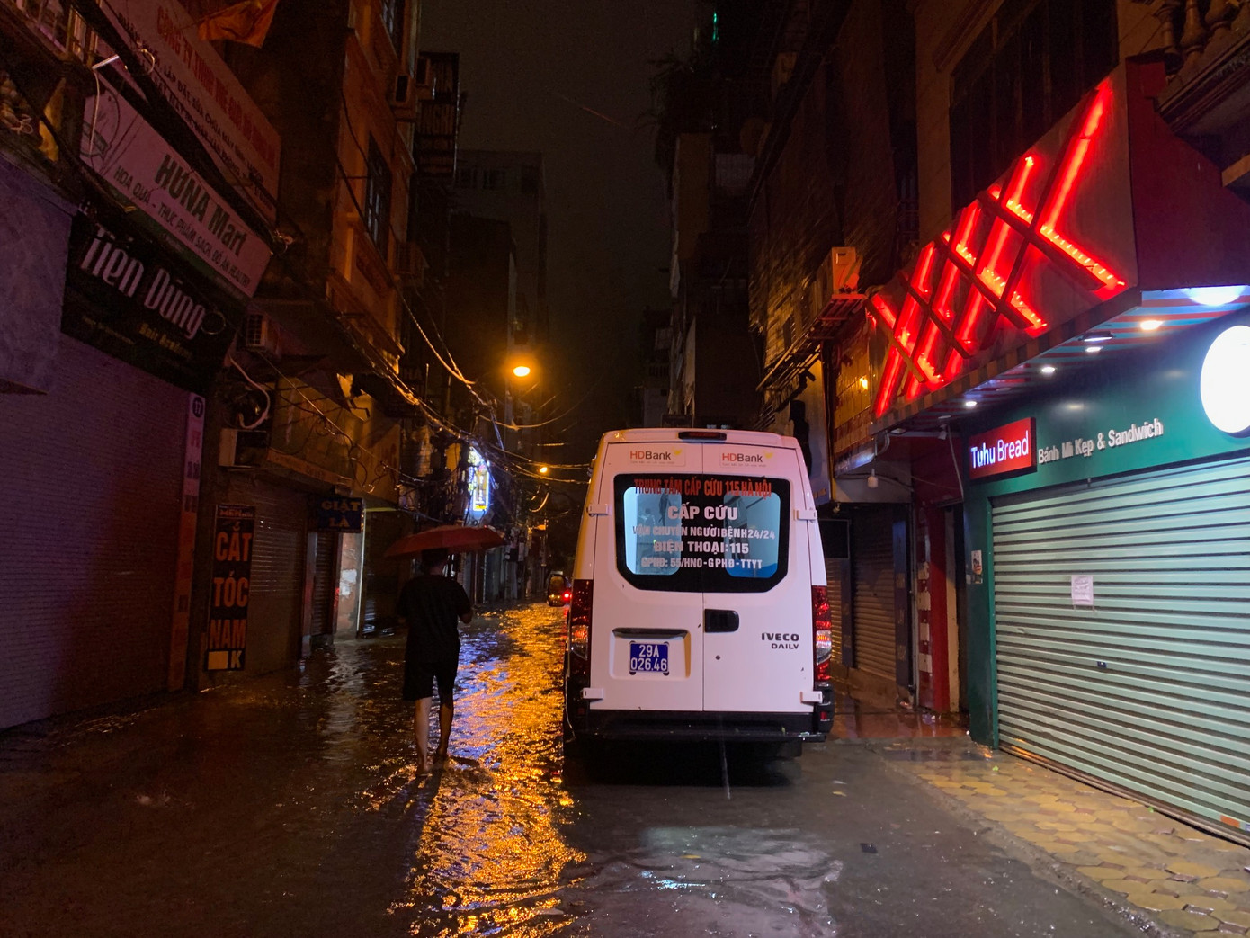 Xe cấp cứu đi vào con phố ngập nước tối 7/9. Ảnh: Thái An.