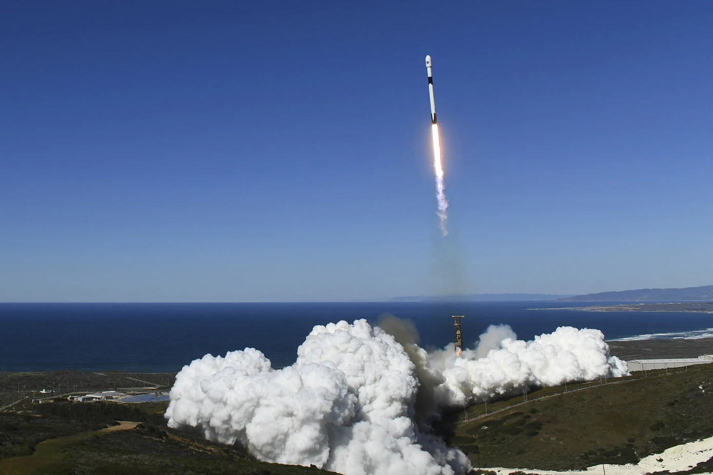 Tên lửa SpaceX Falcon 9 mang theo vệ tinh do thám NROL-87 cho Văn phòng Trinh sát Quốc gia (Mỹ) được phóng ngày 2/2/2022. Ảnh: Getty Images.