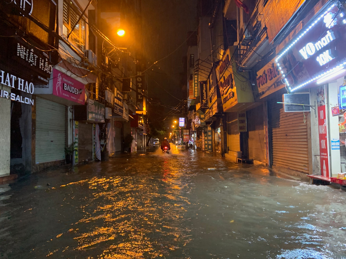 Một phần "vịnh Triều Khúc" tối 7/9. Ảnh: Thái An.