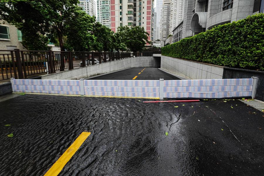 Dựng rào chắn nước trước cửa vào bãi đỗ xe ngầm ở Hải Nam, Trung Quốc ngày 6/9. Ảnh: Xinhua.