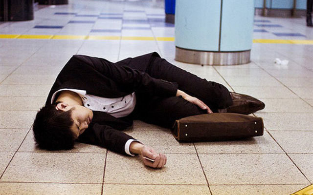 Nhiều người Nhật Bản phải làm việc quá sức dẫn đến ốm đau, thậm chí tử vong. Ảnh minh họa: Bitgab. Nhiều người Nhật Bản phải làm việc quá sức dẫn đến ốm đau, thậm chí tử vong. Ảnh minh họa: Bitgab.