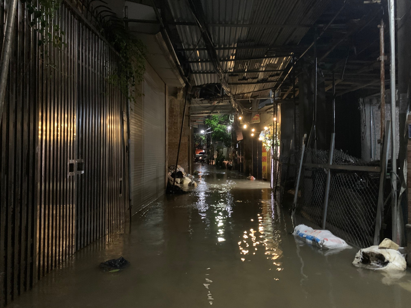 Tối 7/9, ngõ 68 phố Triều Khúc nước ngập vào cả trong nhà, mang theo cả rác sinh hoạt và phế thải xây dựng. Ảnh: Thái An.
