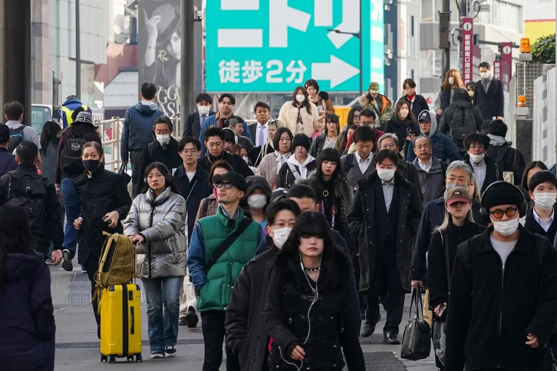 Đi làm vào buổi sáng trên một con phố ở Tokyo ngày 15/2/2024. Ảnh: Getty Images. Đi làm vào buổi sáng trên một con phố ở Tokyo ngày 15/2/2024. Ảnh: Getty Images.