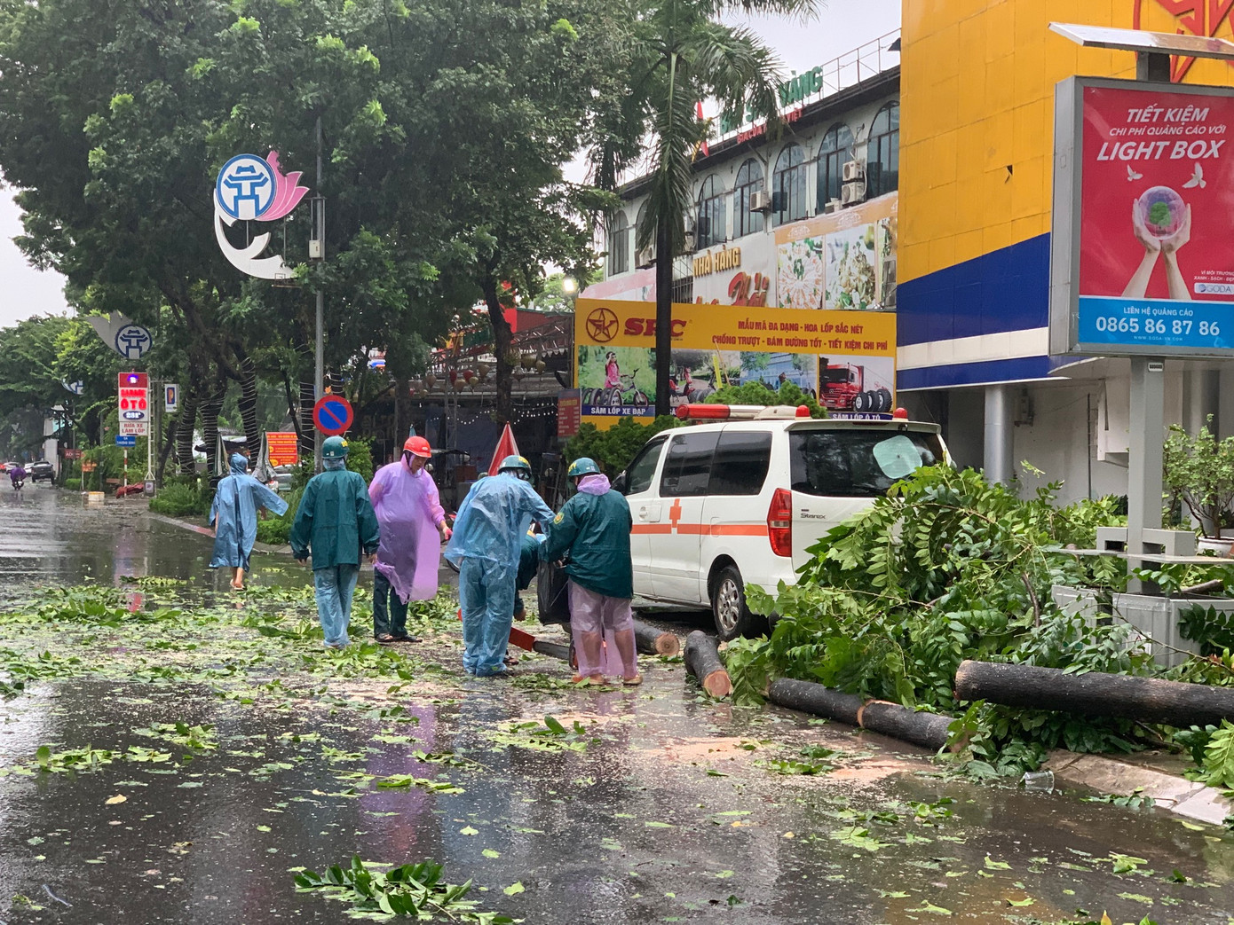 Lực lượng chức năng xử lý cây đổ trên đường Nguyễn Trãi, Hà Nội, chiều 7/9. Ảnh: Thái An.