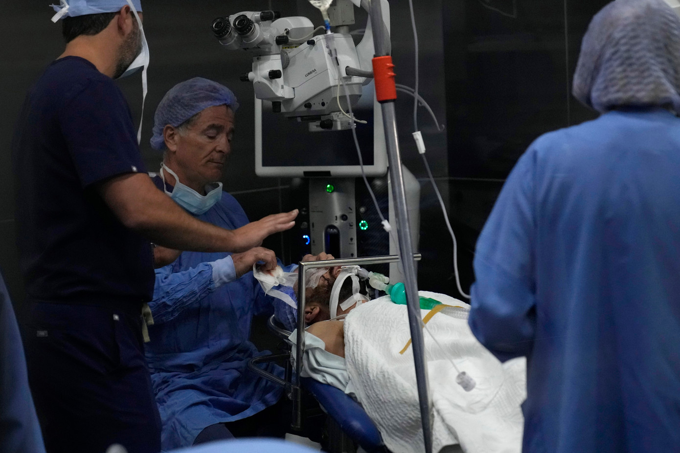 Bác sĩ nhãn khoa Elias Jaradeh (giữa) phẫu thuật mắt cho một người đàn ông bị thương trong vụ nổ máy nhắn tin, tại bệnh viện chuyên khoa mắt, ở thủ đô Beirut của Li-băng ngày 20/9/2024. Ảnh: AP.