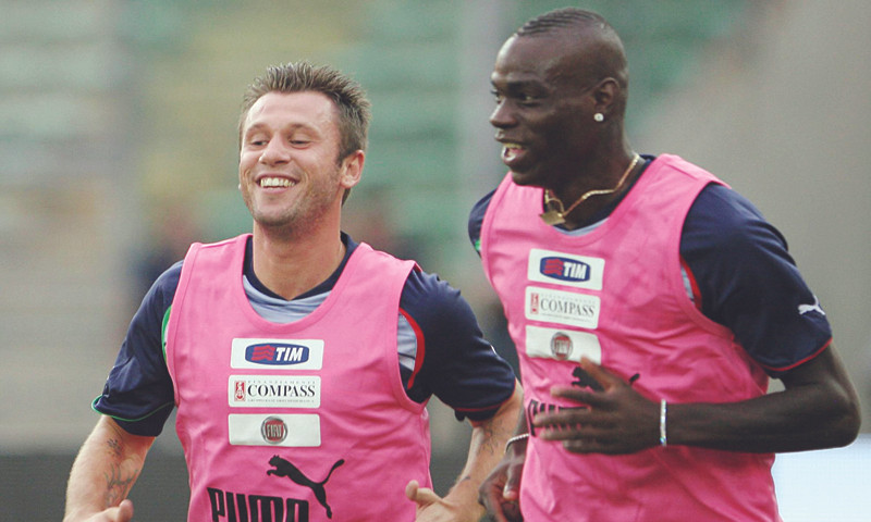 Balotelli và Cassano, những tiền đạo trẻ lắm tài nhiều tật, là niềm hi vọng của tuyển Italia tại Euro 2012 lần này. Ảnh: Tempi.it.