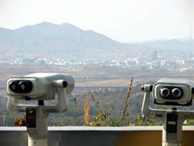 Bằng ống nhòm có thể thấy rõ hơn làng Hòa Bình (Triều Tiên)- Ảnh: Liang Làng Hòa Bình (CHDCND Triều Tiên) - Ảnh: Liang Bằng ống nhòm có thể thấy rõ hơn làng Hòa Bình (Triều Tiên)- Ảnh: Liang Làng Hòa Bình (CHDCND Triều Tiên) - Ảnh: Liang