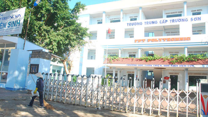 Khuôn viên phía trước Trường trung cấp Trường Sơn. Ảnh: B.D