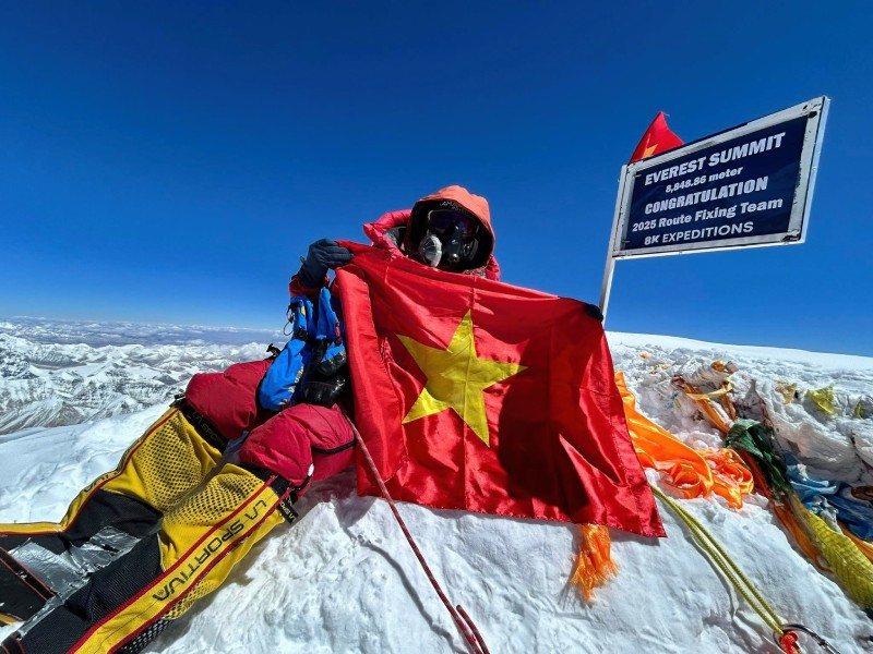 Nguyễn Mạnh Duy giương cao lá cờ Tổ quốc trên đỉnh Everest. Ảnh: Nhân vật cung cấp