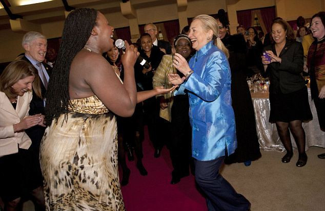 Ngoại trưởng Mỹ Hillary Clinton tưng bừng nhảy theo tiếng nhạc jazz tại bữa tiệc tối tại Nam Phi. Ngoại trưởng Mỹ Hillary Clinton tưng bừng nhảy theo tiếng nhạc jazz tại bữa tiệc tối tại Nam Phi