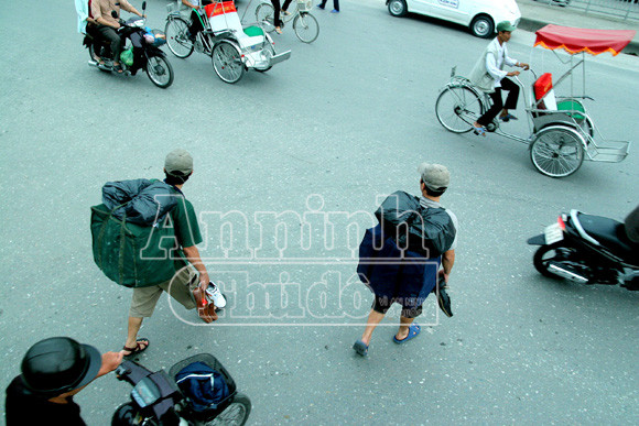 Cuộc mưu sinh len lỏi khắp nơi của những người bán gầy dạo