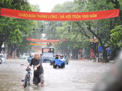 Phố Hà Nội thành sông trong cơn mưa sáng 13-7 