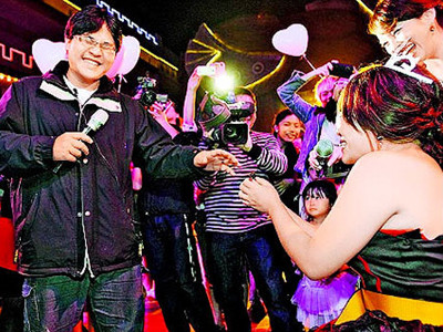 Mao Bai quỳ gối cầu hôn bạn trai. Ảnh: Daily Chilli