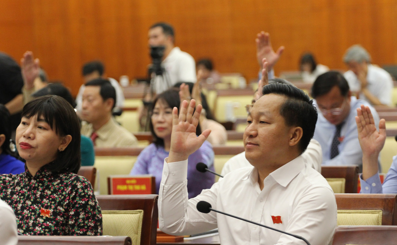 Các đại biểu HĐND TP.HCM thống nhất thông qua mức chi tiền lương đối với người làm trong tổ chức khoa học do UBND TP thành lập tại phiên họp ngày 11/11