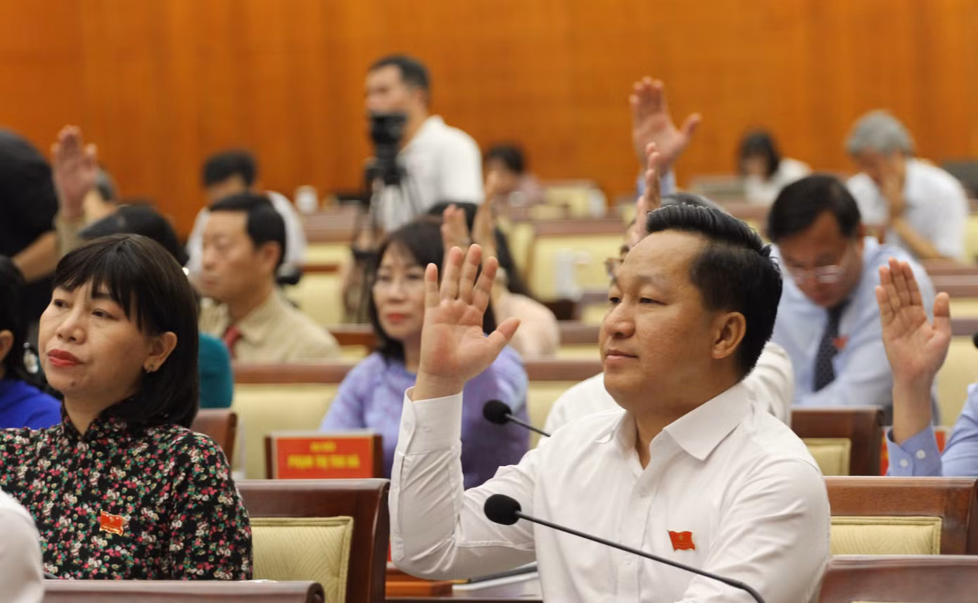 Các đại biểu HĐND TP.HCM thống nhất thông qua mức chi tiền lương đối với người làm trong tổ chức khoa học do UBND TP thành lập tại phiên họp ngày 11/11