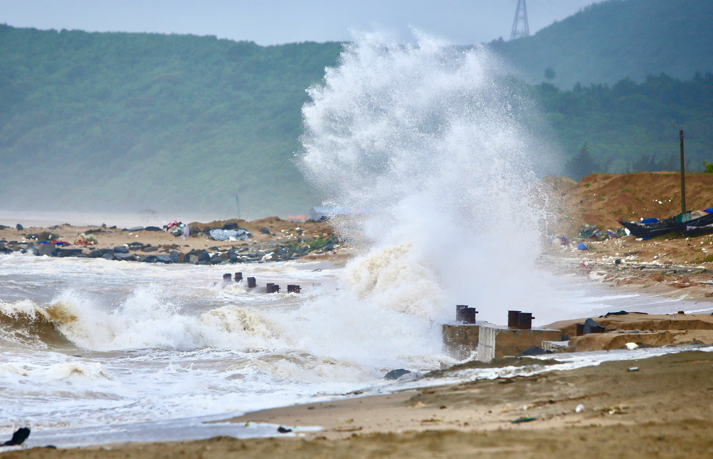 Sóng biển cao 4m vào vùng biển phường Kỳ Phương (thị xã Kỳ Anh, Hà Tĩnh). Sóng biển cao 4m vào vùng biển phường Kỳ Phương (thị xã Kỳ Anh, Hà Tĩnh).