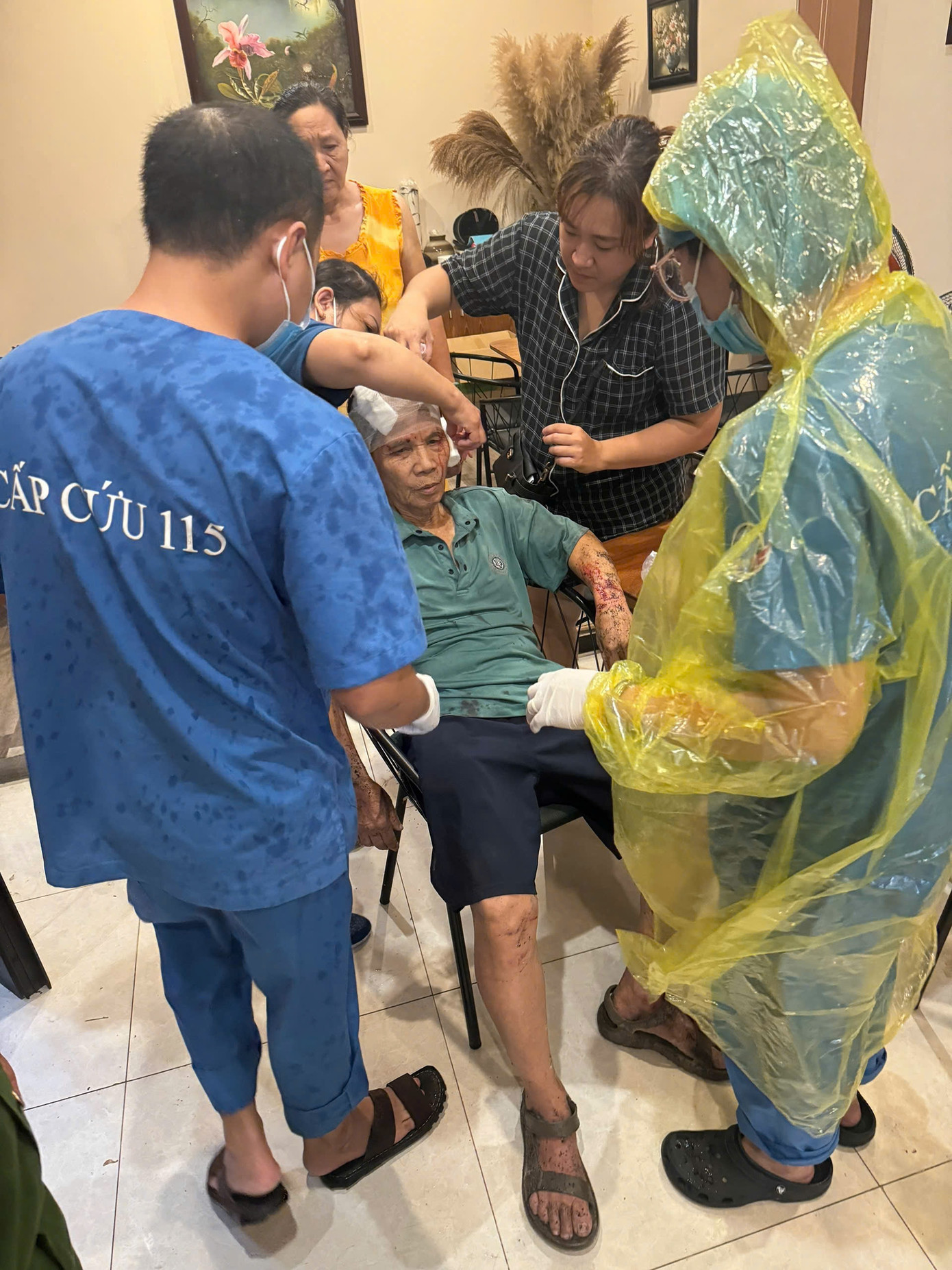 Tại phường Lý Thái Tổ (quận Hoàn Kiếm, thành phố Hà Nội), lực lượng chức năng ghi nhận trường hợp một cụ ông bị thương do cây đổ vào nhà, sau đó được đưa đi cấp cứu kịp thời. Tại phường Lý Thái Tổ (quận Hoàn Kiếm, thành phố Hà Nội), lực lượng chức năng ghi nhận trường hợp một cụ ông bị thương do cây đổ vào nhà, sau đó được đưa đi cấp cứu kịp thời.