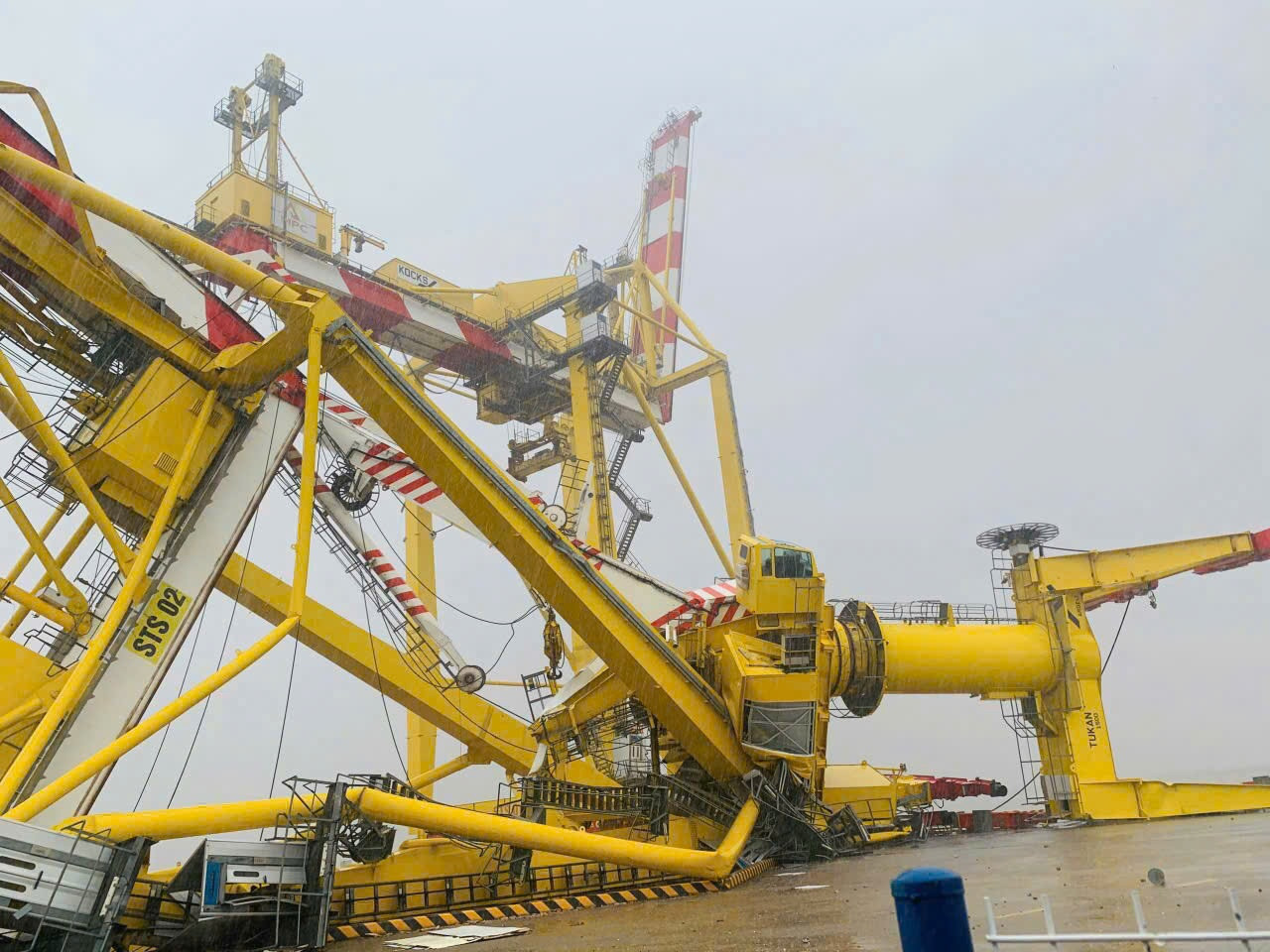 Một cần cẩu tại cảng Mipec Hải Phòng bị bão số 3 quật đổ. Ảnh: THP Một cần cẩu tại cảng Mipec Hải Phòng bị bão số 3 quật đổ. Ảnh: THP