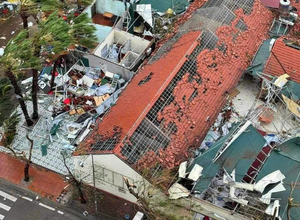 Gió thổi bay mái một khu nhà tại Bãi Cháy (Quảng Ninh) Gió thổi bay mái một khu nhà tại Bãi Cháy (Quảng Ninh)