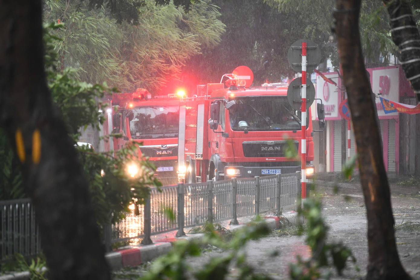 Bão số 3 vượt qua Phú Thọ, Hoà Bình, đi sâu vào Tây Bắc Bộ ảnh 93 Bão số 3 vượt qua Phú Thọ, Hoà Bình, đi sâu vào Tây Bắc Bộ ảnh 93