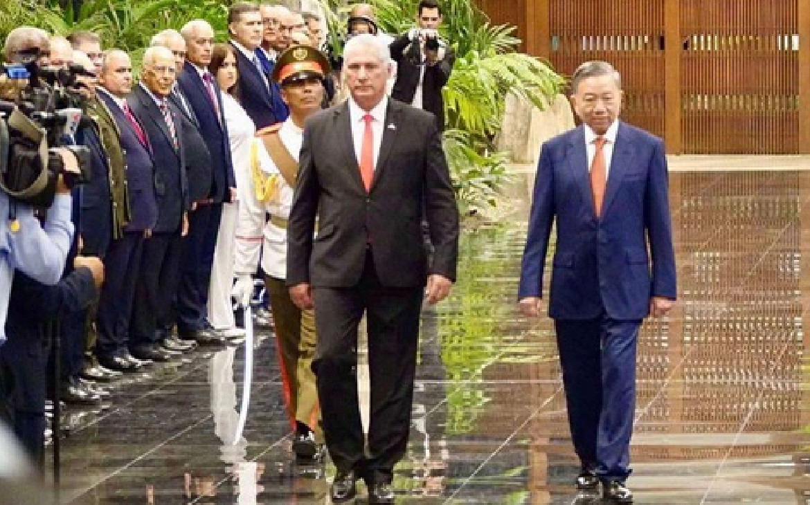 Tổng Bí thư, Chủ tịch nước Tô Lâm và Bí thư thứ nhất Đảng Cộng sản Cuba, Chủ tịch Cuba Miguel Díaz-Canel Bermudez duyệt Đội danh dự. (Ảnh: Lâm Khánh/TTXVN) Tổng Bí thư, Chủ tịch nước Tô Lâm và Bí thư thứ nhất Đảng Cộng sản Cuba, Chủ tịch Cuba Miguel Díaz-Canel Bermudez duyệt Đội danh dự. (Ảnh: Lâm Khánh/TTXVN)