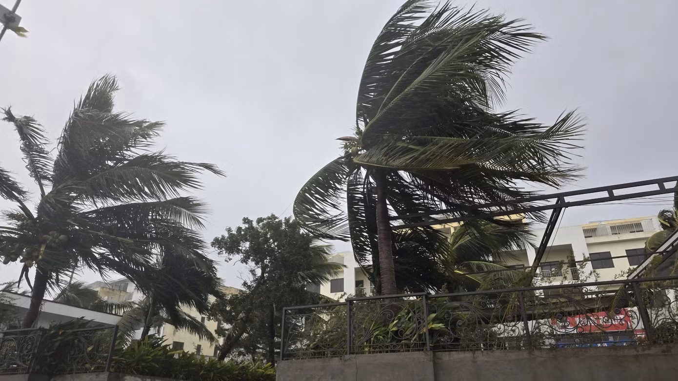 Bão số 3 áp sát Quảng Ninh.