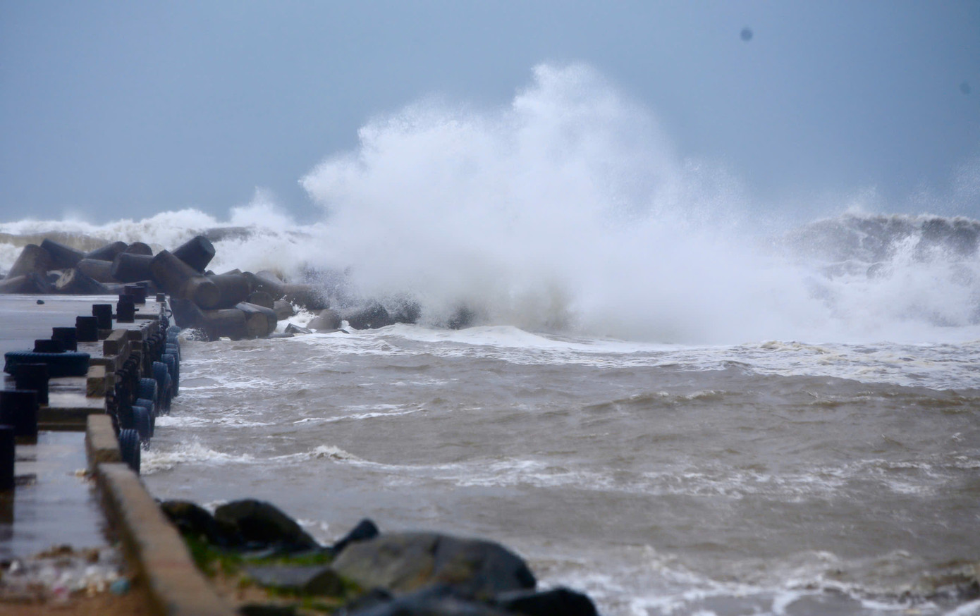 Sóng biển cao 4m vào vùng biển phường Kỳ Phương (thị xã Kỳ Anh, Hà Tĩnh). Sóng biển cao 4m vào vùng biển phường Kỳ Phương (thị xã Kỳ Anh, Hà Tĩnh).