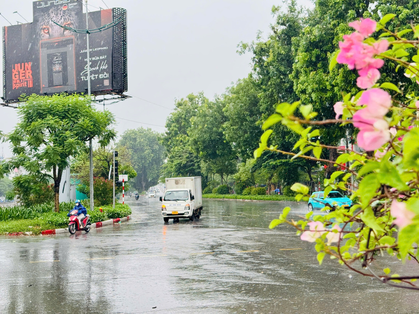 Bão số 3 vượt qua Phú Thọ, Hoà Bình, đi sâu vào Tây Bắc Bộ ảnh 24 Bão số 3 vượt qua Phú Thọ, Hoà Bình, đi sâu vào Tây Bắc Bộ ảnh 24