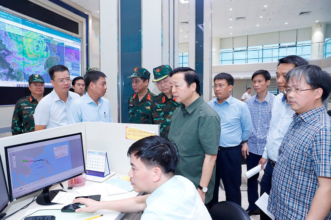 Sáng 7/9, Phó Thủ tướng Chính phủ Trần Hồng Hà trực tiếp đến kiểm tra công tác ứng trực, dự báo bão số 3 tại trụ sở Tổng cục Khí tượng thủy văn, Bộ Tài nguyên và Môi trường. Sáng 7/9, Phó Thủ tướng Chính phủ Trần Hồng Hà trực tiếp đến kiểm tra công tác ứng trực, dự báo bão số 3 tại trụ sở Tổng cục Khí tượng thủy văn, Bộ Tài nguyên và Môi trường.