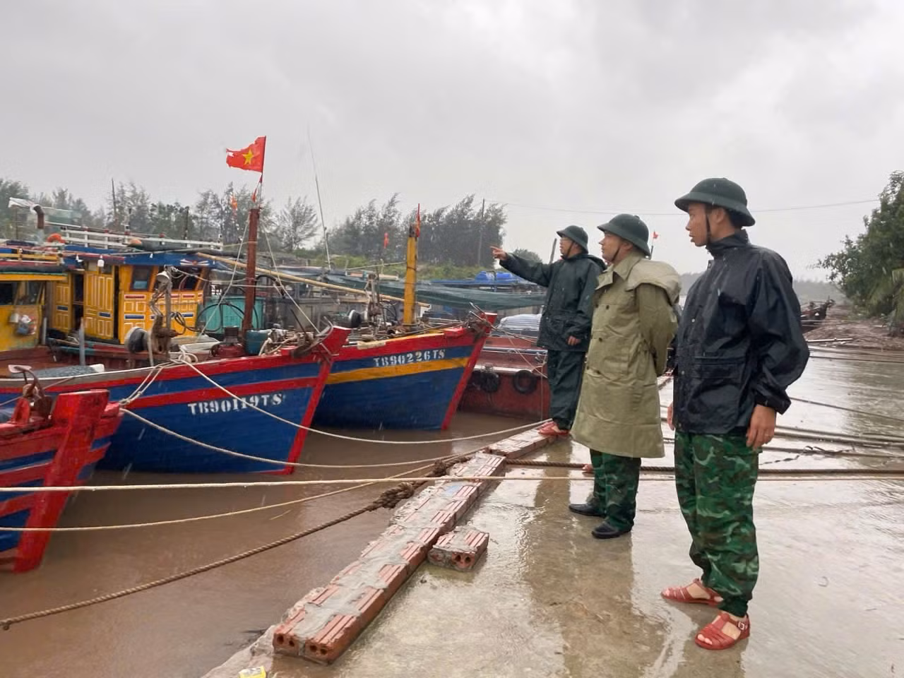 Đại tá Vũ Kim Tấn - Chính ủy Bộ đội Biên phòng tỉnh Thái Bình (người đứng giữa)