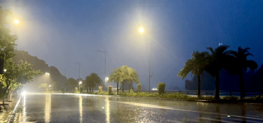 Tại TP. Hạ Long, bão số 3 gây ra gió cấp 5, cấp 6 và mưa rải rác từ rạng sáng 7/9. (Ảnh: Báo Quảng Ninh) Tại TP. Hạ Long, bão số 3 gây ra gió cấp 5, cấp 6 và mưa rải rác từ rạng sáng 7/9. (Ảnh: Báo Quảng Ninh)