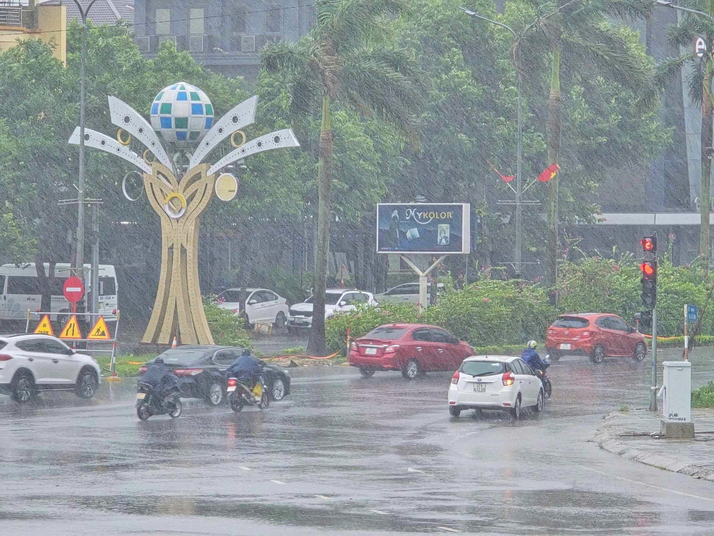 Thành phố Vinh có mưa lớn, gió giật mạnh do ảnh hưởng của bão số 4. Thành phố Vinh có mưa lớn, gió giật mạnh do ảnh hưởng của bão số 4.