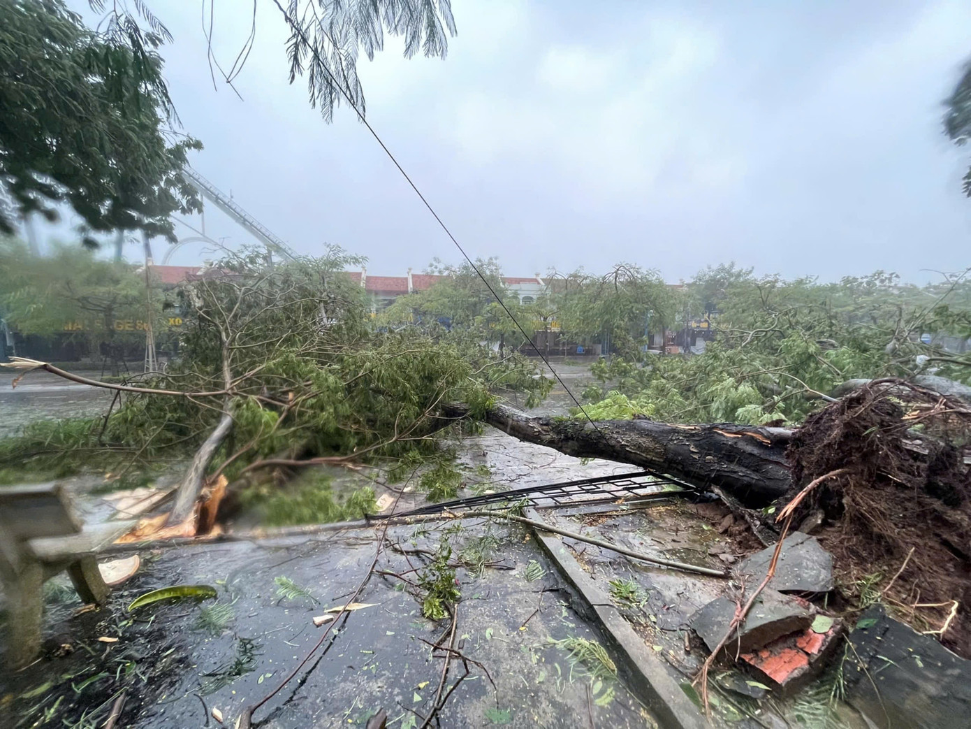 Bão số 3 vượt qua Phú Thọ, Hoà Bình, đi sâu vào Tây Bắc Bộ ảnh 60 Bão số 3 vượt qua Phú Thọ, Hoà Bình, đi sâu vào Tây Bắc Bộ ảnh 60