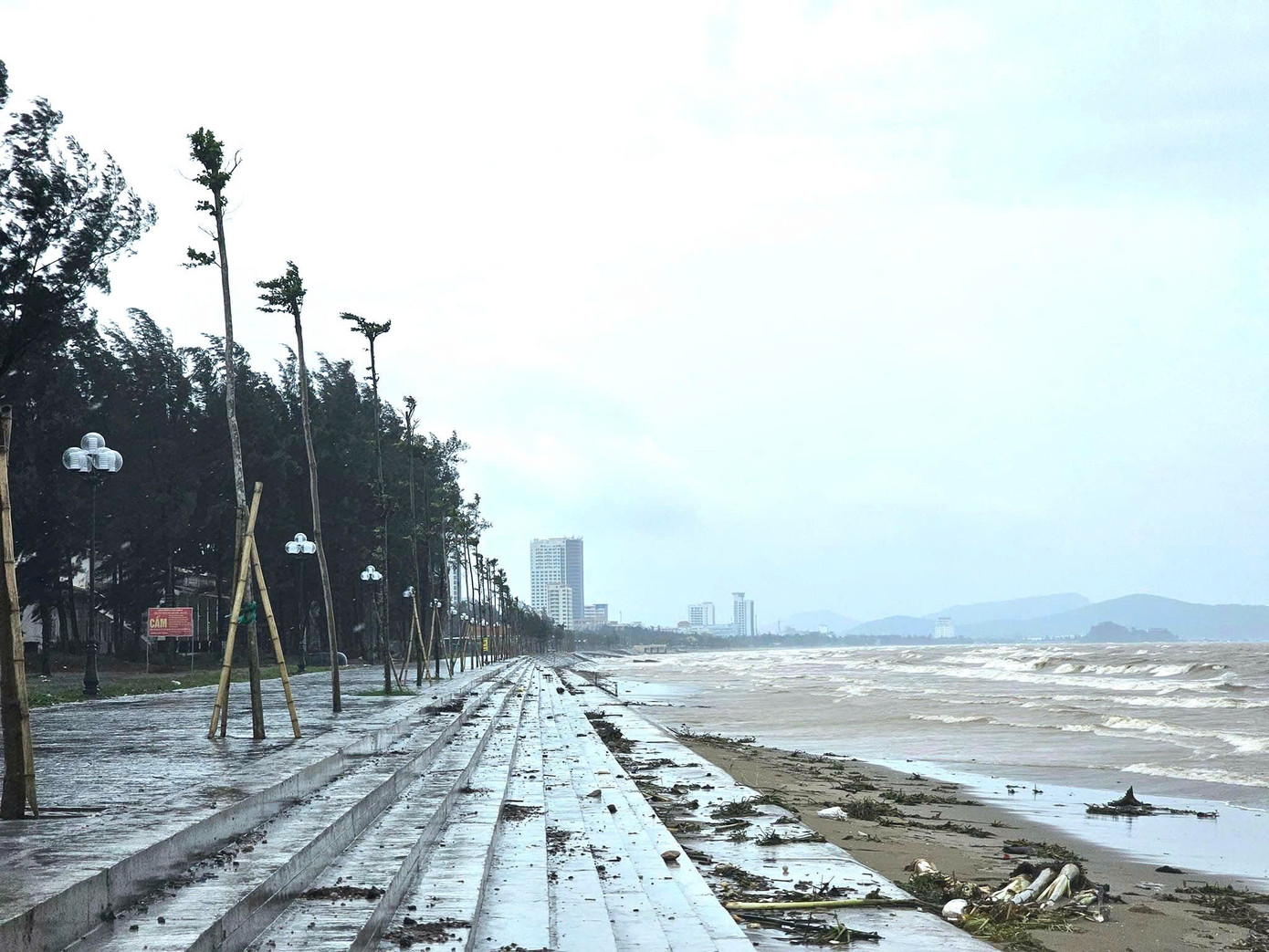 Bãi biển Cửa Lò đón sóng lớn. Bãi biển Cửa Lò đón sóng lớn.