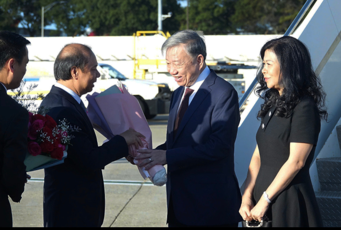 Đại sứ Việt Nam tại Hoa Kỳ Nguyễn Quốc Dũng và Đại sứ, Trưởng phái đoàn Việt Nam tại Liên Hợp Quốc Đặng Hoàng Giang đón Tổng Bí thư, Chủ tịch nước Tô Lâm và Phu nhân tại Sân bay quốc tế J.F Kennedy. (Ảnh: Lâm Khánh/TTXVN) Đại sứ Việt Nam tại Hoa Kỳ Nguyễn Quốc Dũng và Đại sứ, Trưởng phái đoàn Việt Nam tại Liên Hợp Quốc Đặng Hoàng Giang đón Tổng Bí thư, Chủ tịch nước Tô Lâm và Phu nhân tại Sân bay quốc tế J.F Kennedy. (Ảnh: Lâm Khánh/TTXVN)