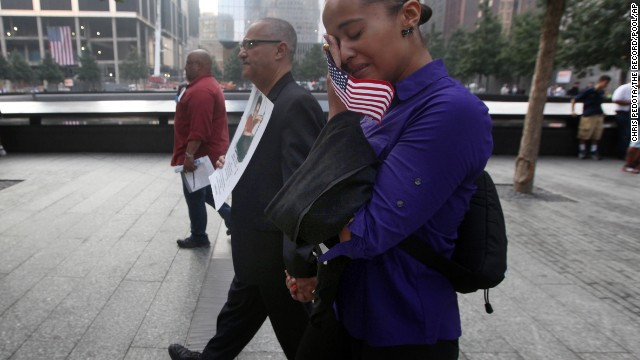 Người dân Mỹ xúc động trước địa điểm Trung tâm Thương mại Thế giới bị sụp đổ do tấn công cách đây 12 năm