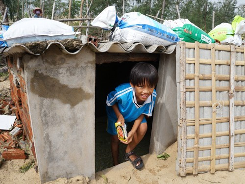 Em Lại Hoàng Quang Sang bên căn hầm mẹ xây nấp bão, bố em cũng mất tích trong bão Chanchu lịch sử. Em Lại Hoàng Quang Sang bên căn hầm mẹ xây nấp bão, bố em cũng mất tích trong bão Chanchu lịch sử